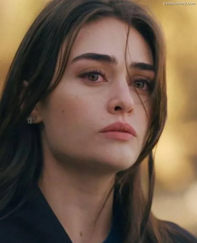 Esra Bilgiç photo 1 of 45