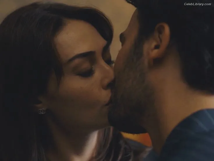 Esra Bilgiç photo 2 of 45