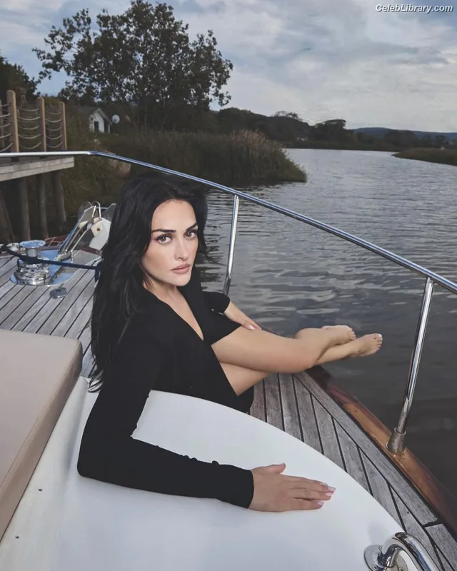 Esra Bilgiç photo 3 of 45