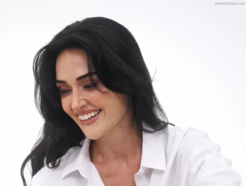 Esra Bilgiç photo 8 of 45