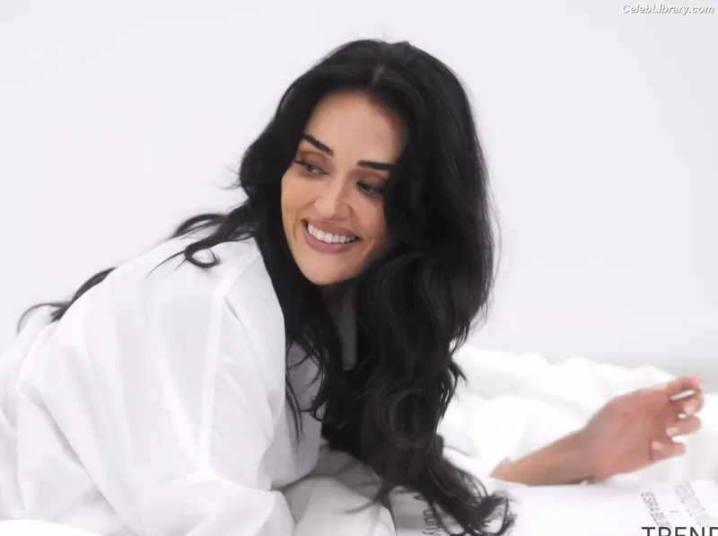 Esra Bilgiç photo 9 of 45