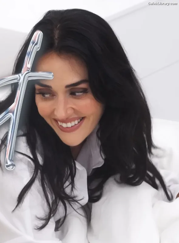 Esra Bilgiç photo 10 of 45