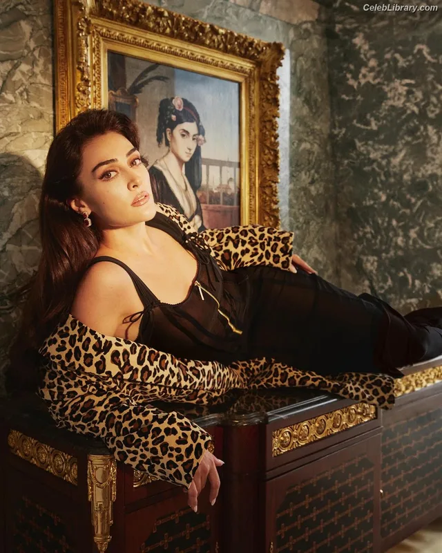 Esra Bilgiç photo 18 of 45