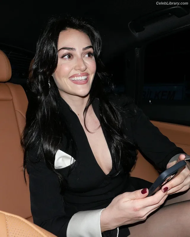 Esra Bilgiç photo 20 of 45
