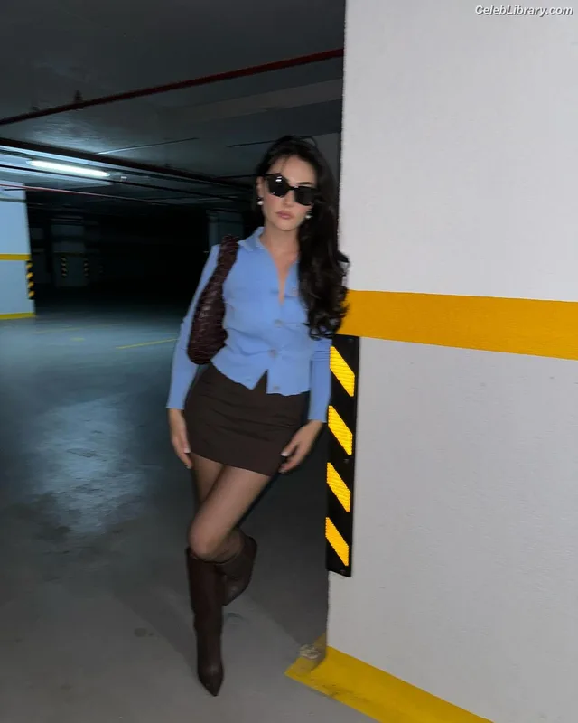 Esra Bilgiç photo 1 of 45