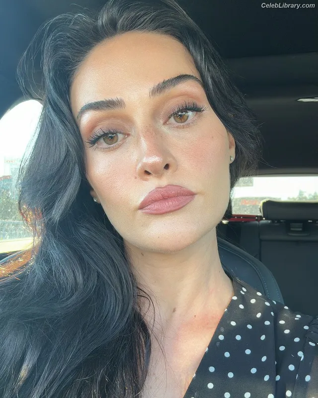Esra Bilgiç photo 9 of 45