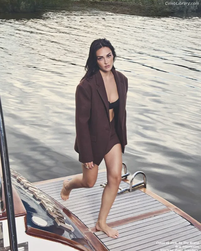 Esra Bilgiç photo 14 of 45