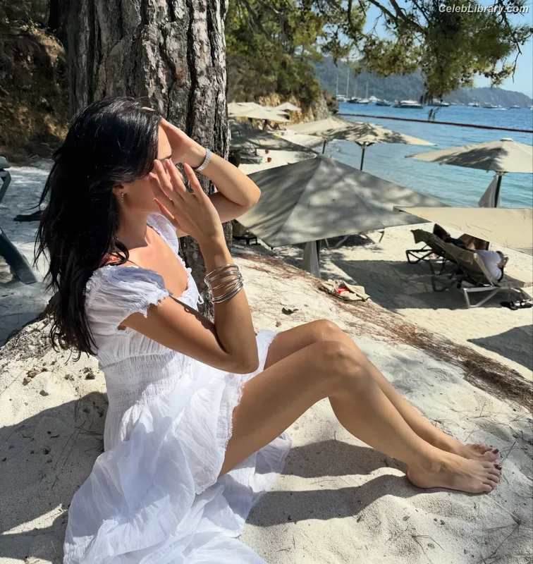 Esra Bilgiç photo 17 of 45