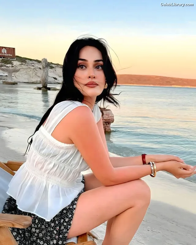 Esra Bilgiç photo 18 of 45