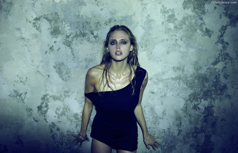 Estella Warren photo 9 of 145