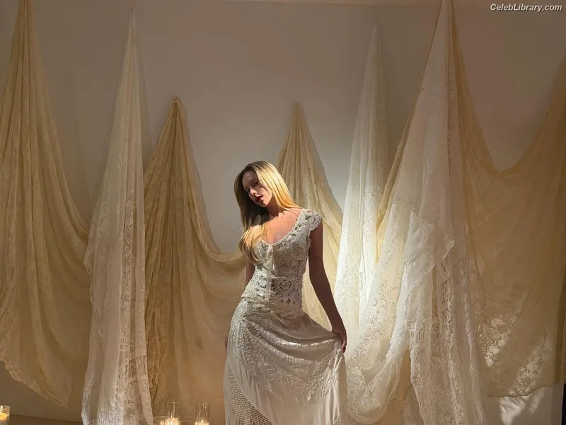 Ester Exposito photo 17 of 556