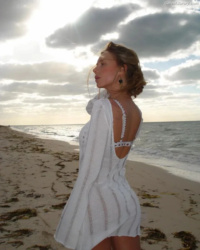 Ester Exposito photo 10 of 556