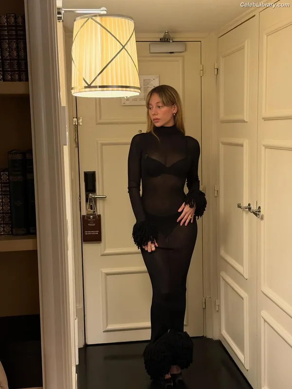 Ester Exposito photo 14 of 556