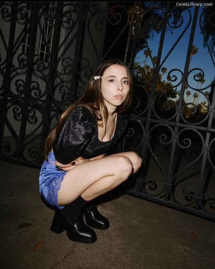 Esther Povitsky photo 5 of 178