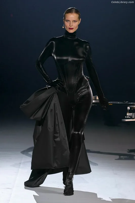 Eva Herzigova photo 11 of 62