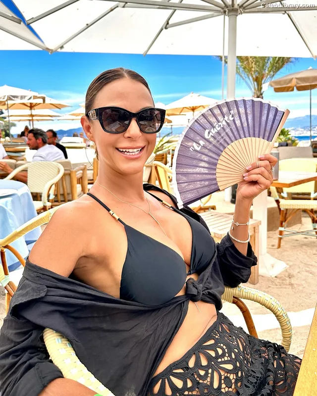 Eva LaRue photo 10 of 31