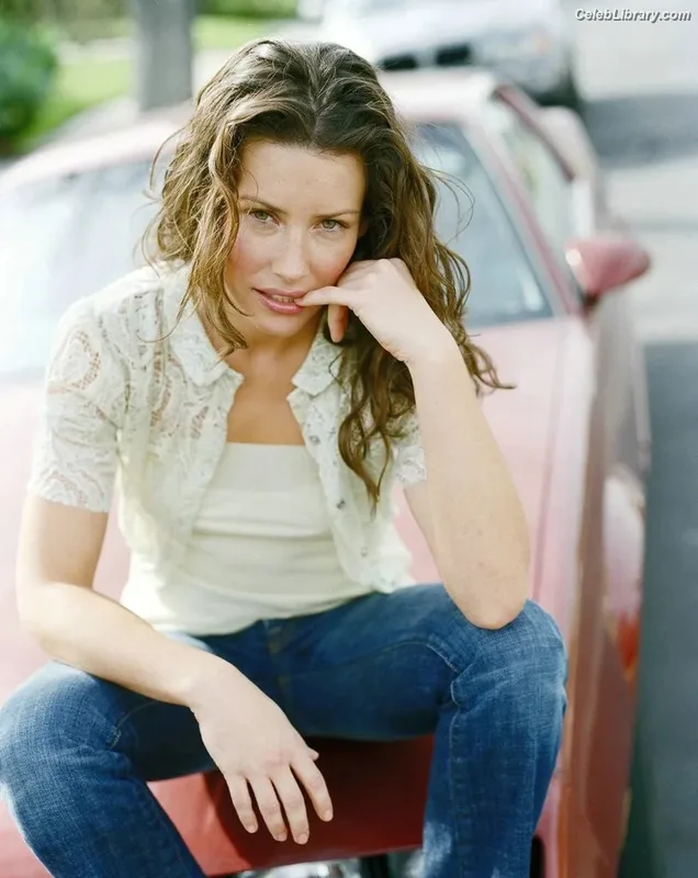 Evangeline Lilly photo 14 of 409