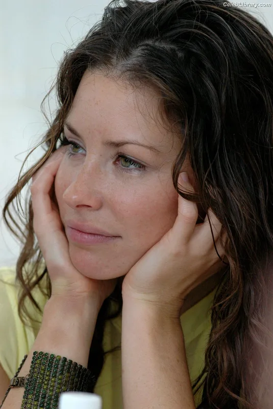 Evangeline Lilly photo 1 of 409
