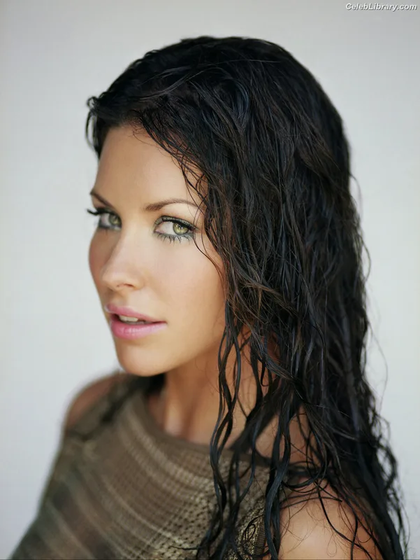 Evangeline Lilly photo 1 of 409