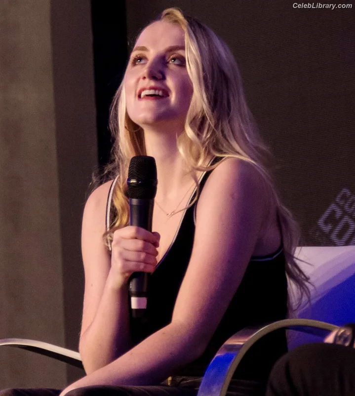 Evanna Lynch photo 6 of 389