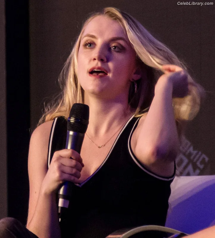 Evanna Lynch photo 7 of 389