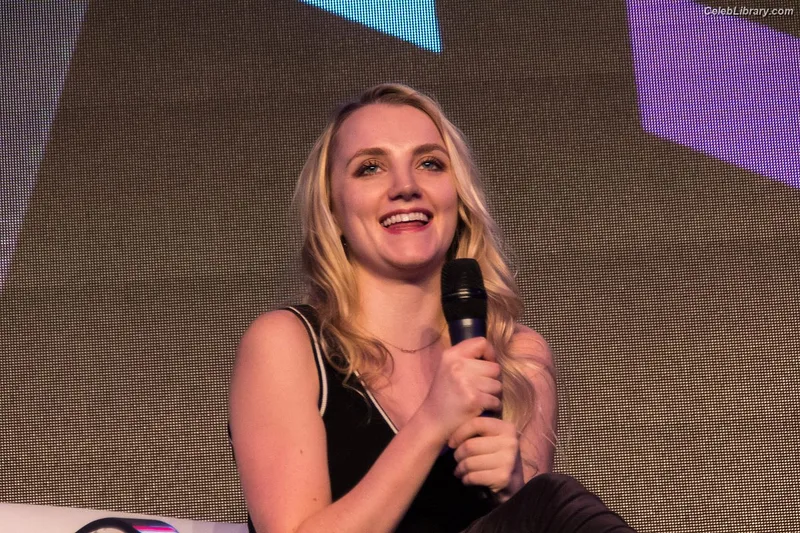 Evanna Lynch photo 8 of 389