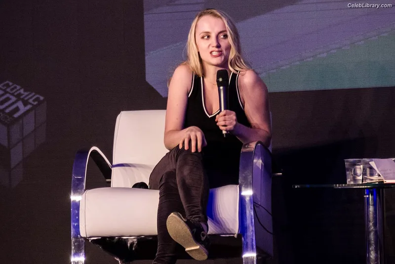Evanna Lynch photo 9 of 389