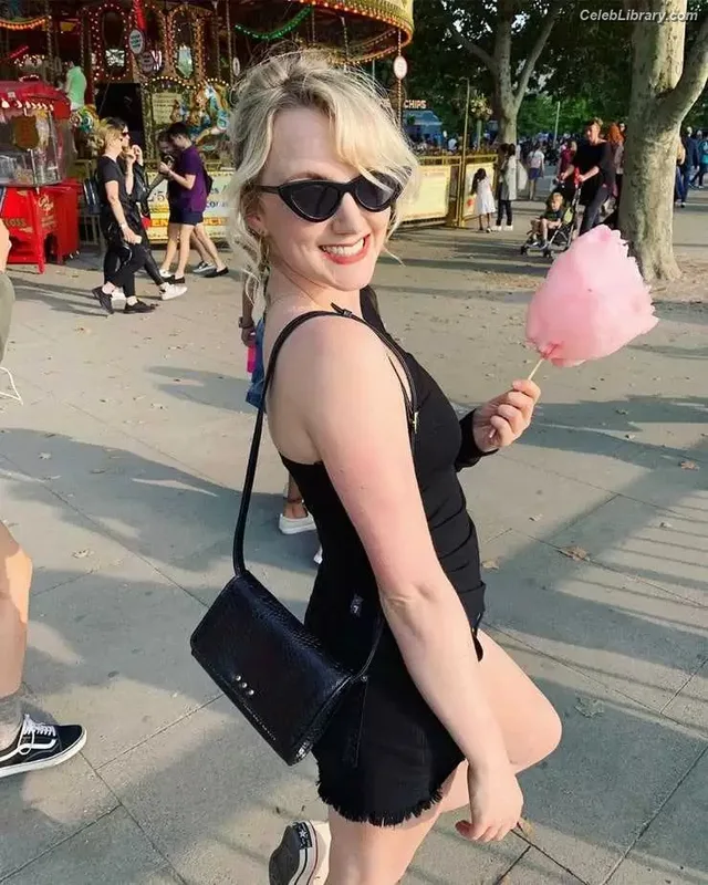 Evanna Lynch photo 6 of 389