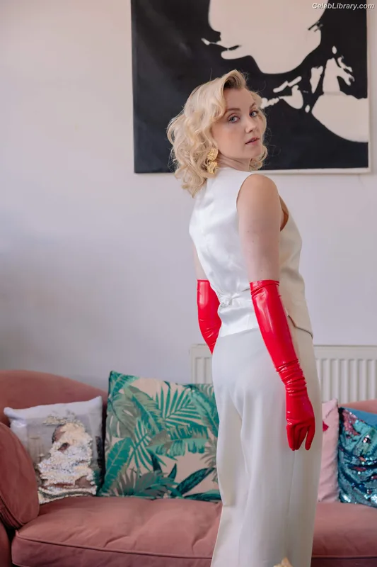 Evanna Lynch photo 16 of 389