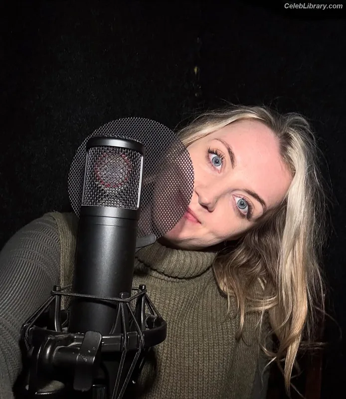 Evanna Lynch photo 23 of 389