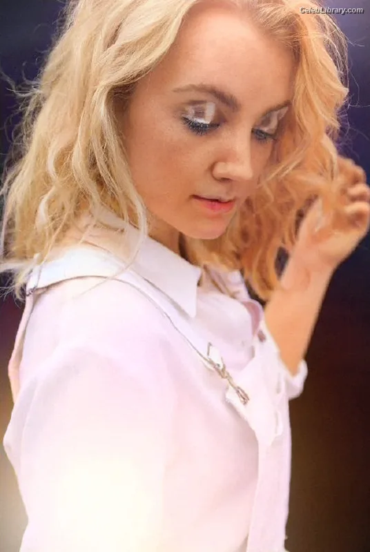 Evanna Lynch photo 12 of 389