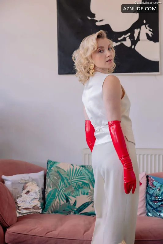 Evanna Lynch photo 24 of 389