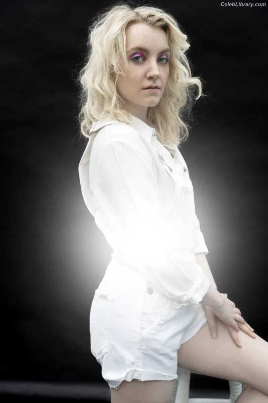 Evanna Lynch photo 9 of 389