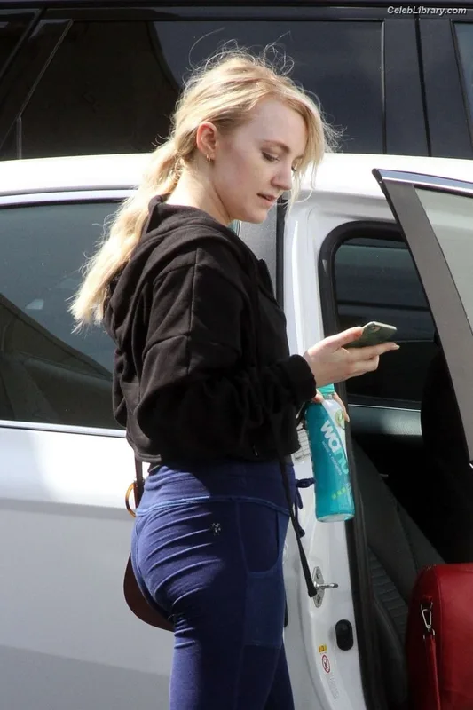 Evanna Lynch photo 10 of 389