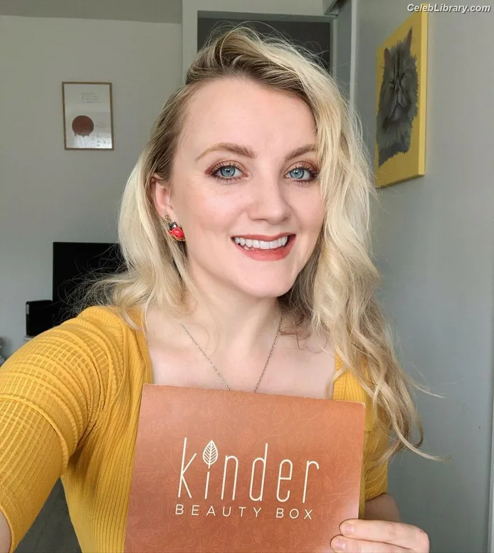 Evanna Lynch photo 9 of 389