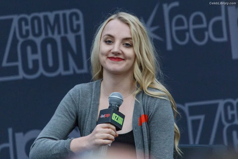 Evanna Lynch photo 4 of 389