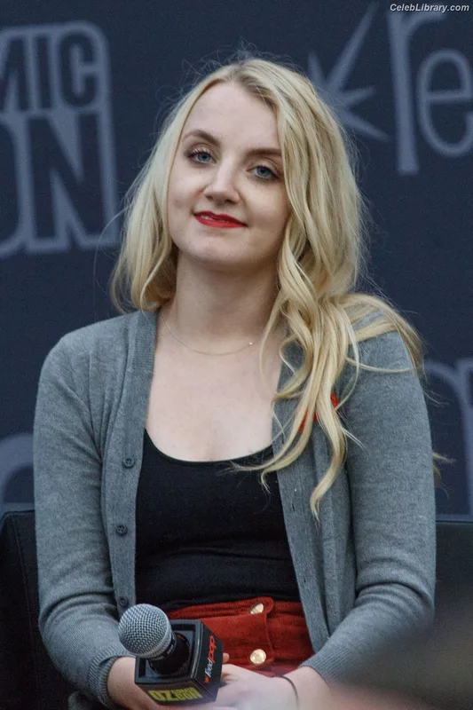 Evanna Lynch photo 5 of 389