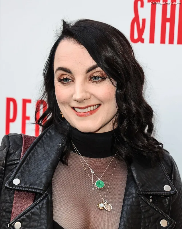 Evanna Lynch photo 4 of 389
