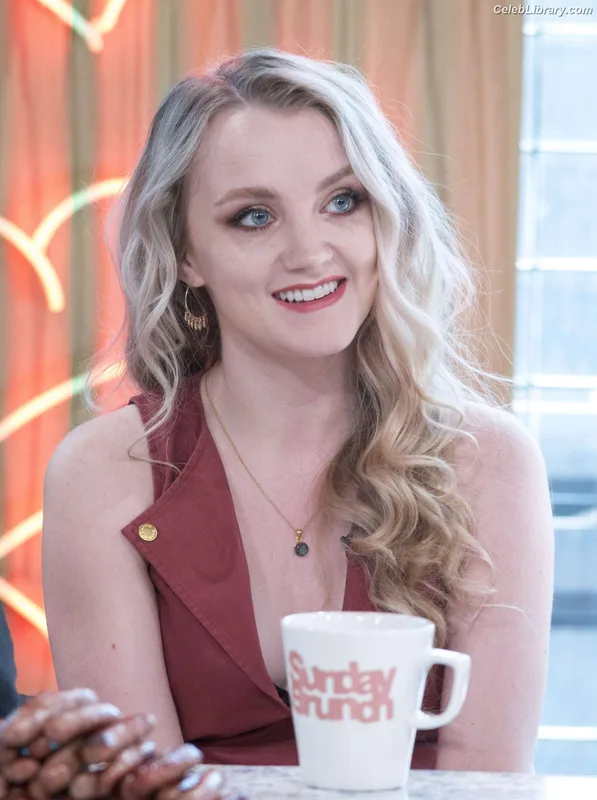 Evanna Lynch photo 19 of 389