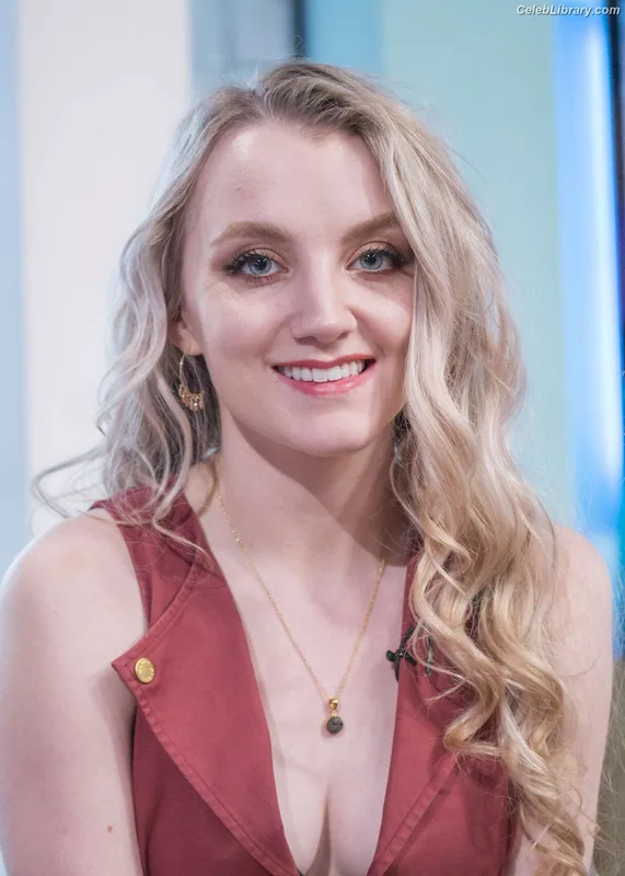 Evanna Lynch photo 1 of 389