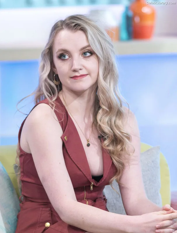 Evanna Lynch photo 5 of 389