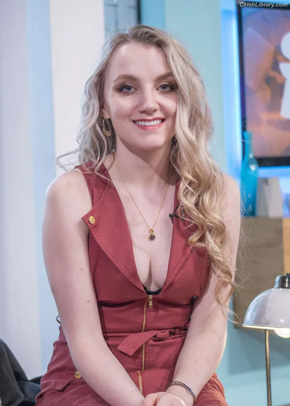 Evanna Lynch photo 6 of 389