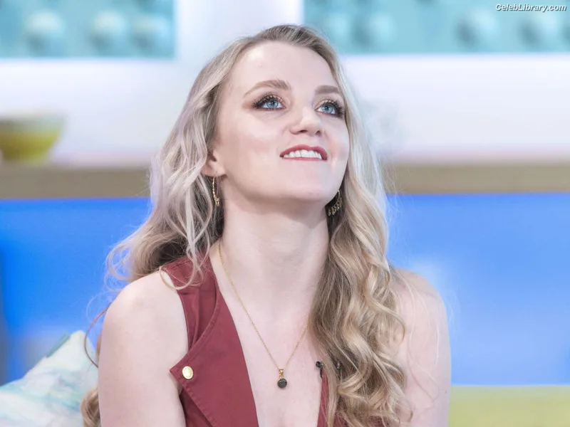 Evanna Lynch photo 15 of 389