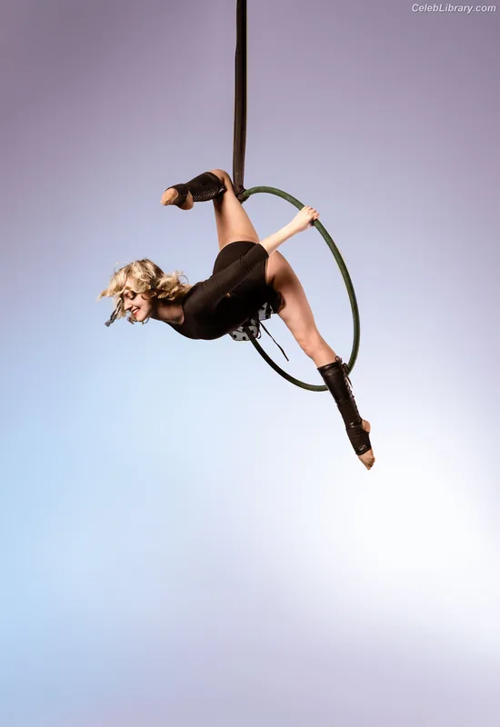 Evanna Lynch photo 22 of 389