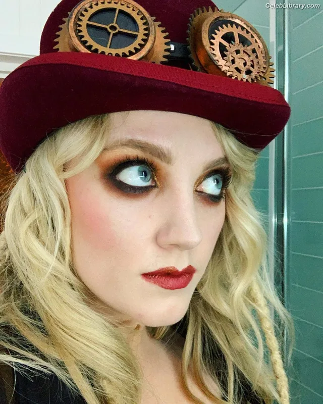 Evanna Lynch photo 23 of 389