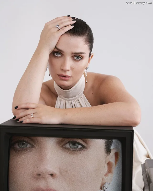 Eve Hewson photo 7 of 290