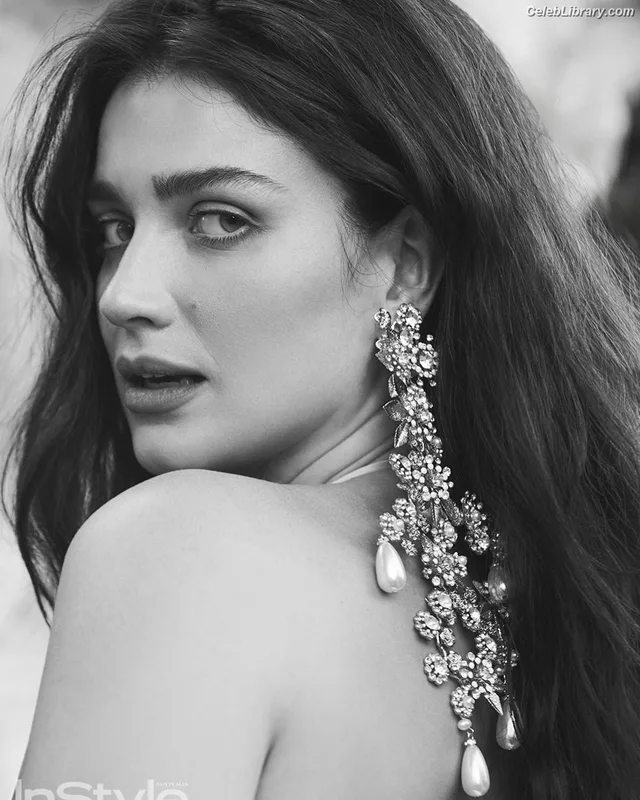Eve Hewson photo 11 of 290