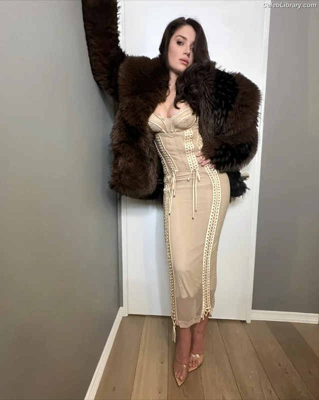 Eve Hewson photo 1 of 290