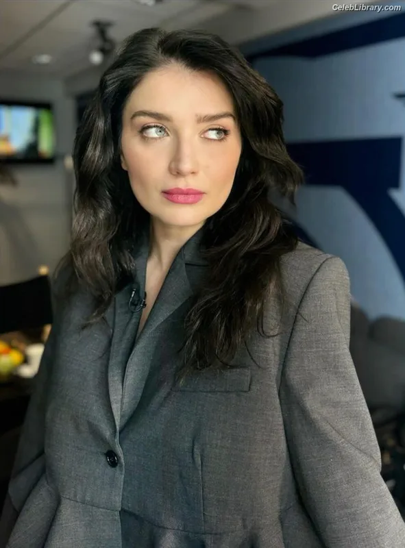 Eve Hewson photo 22 of 290