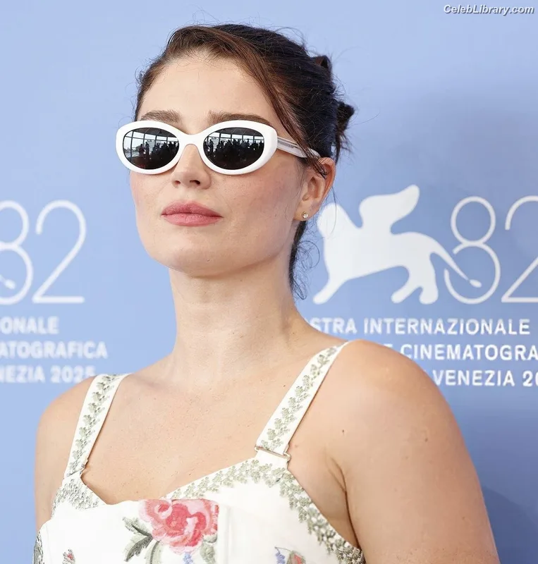 Eve Hewson photo 2 of 290